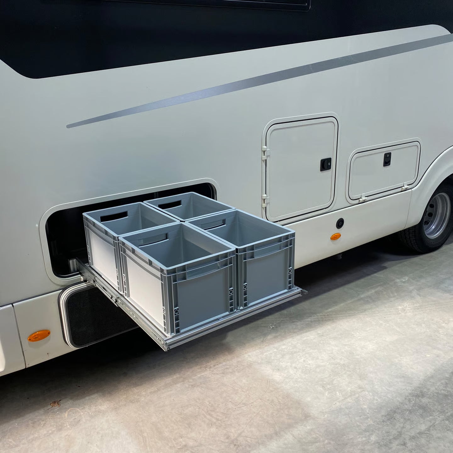 Doppelbodenauszug für Wohnmobile - Stauraum im Doppelboden, ausziehbar, sicher montiert, flexibel zu nutzen und sicher in der Bedienung.