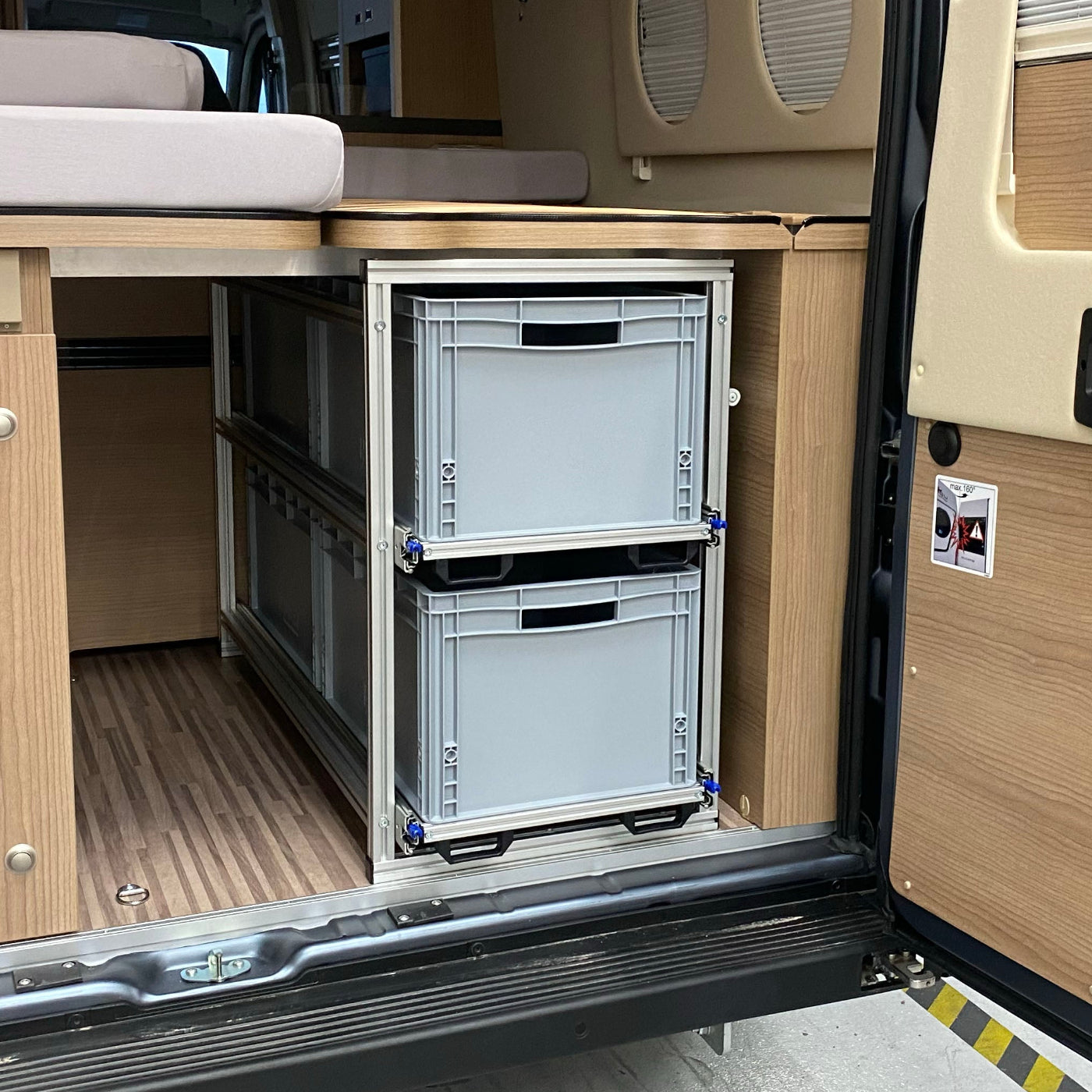 Heckgarage Malibu 640 LE mit Auszug und Euroboxen