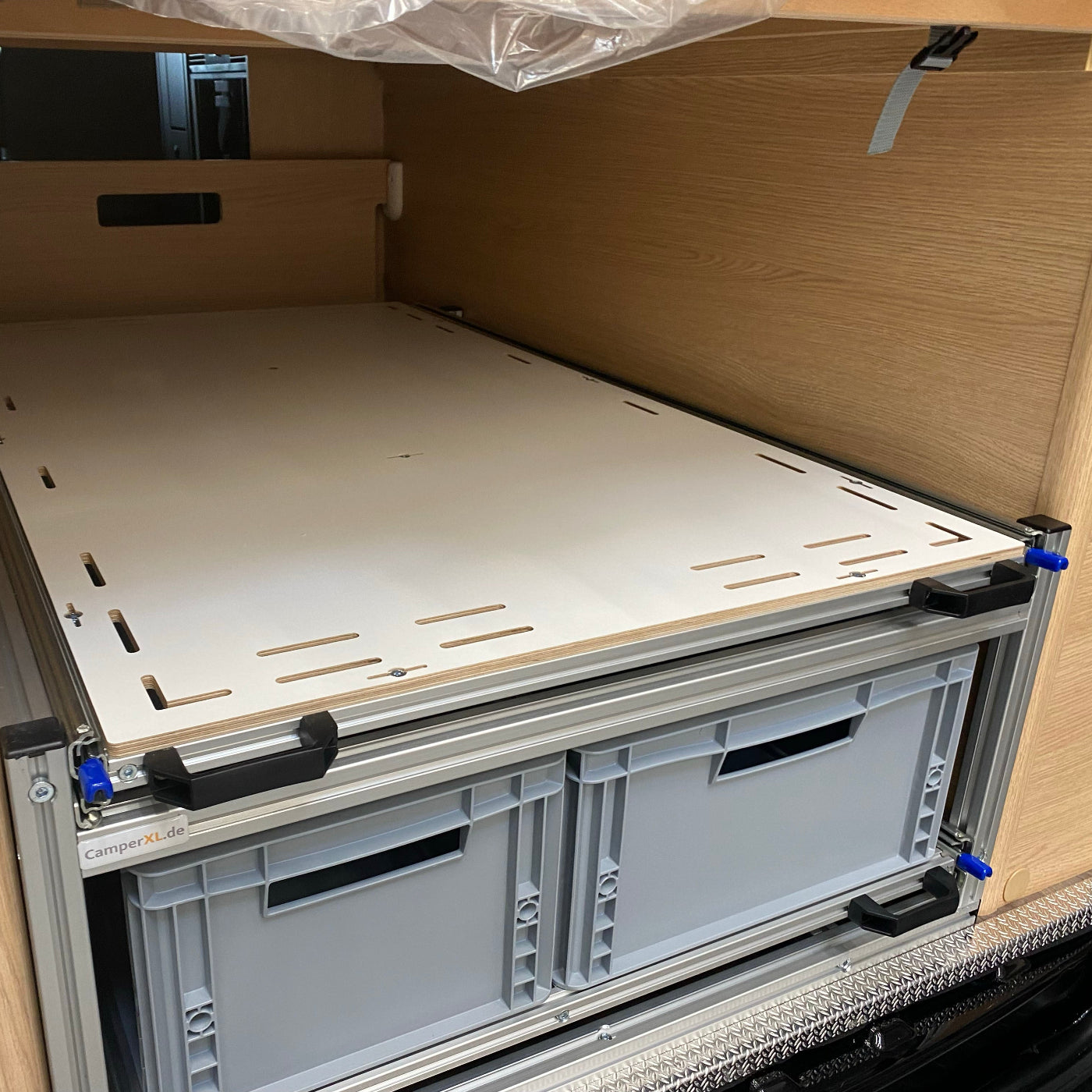 Doppelauszug Heckgarage Sunlight Cliff 590 mit Euroboxen