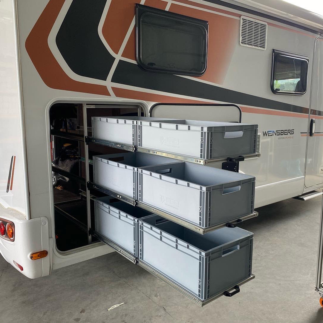 Stauraumlösung im Camper: dreistöckiges Regalsystem mit Schwerlastauszug für sechs Euroboxen. Hier in einem Weinsberg Pepper