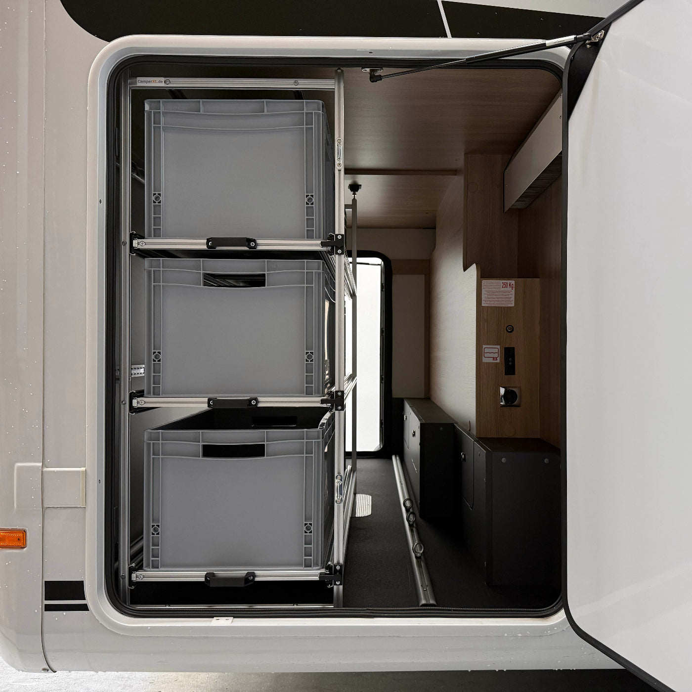 Stauraumlösung im Wohnmobil: dreistöckiges Regalsystem mit Schwerlastauszug für sechs Euroboxen