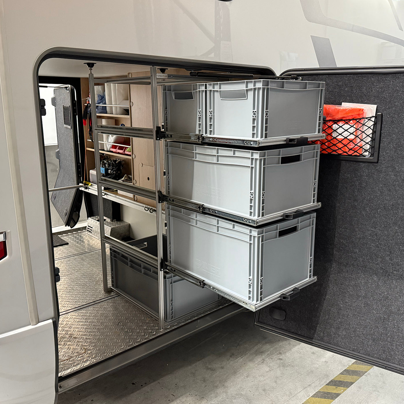 camper Wohnmobil heckgarage regal hymer b 780, leichte aluminiumkonstruktion, auszug für euroboxen, stabile bodenrahmenlösung unten, rechte seite wohnraumnah montiert