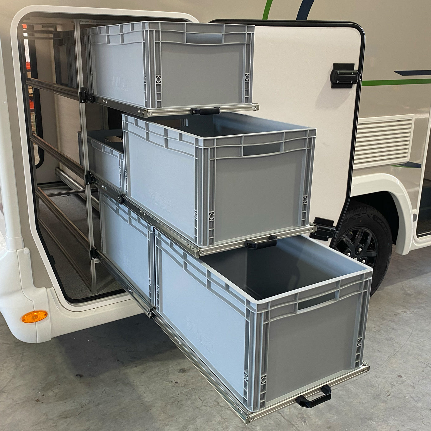 Ausgezogener Heckauszug im Chausson 640 für schnellen Zugriff auf Campingausrüstung