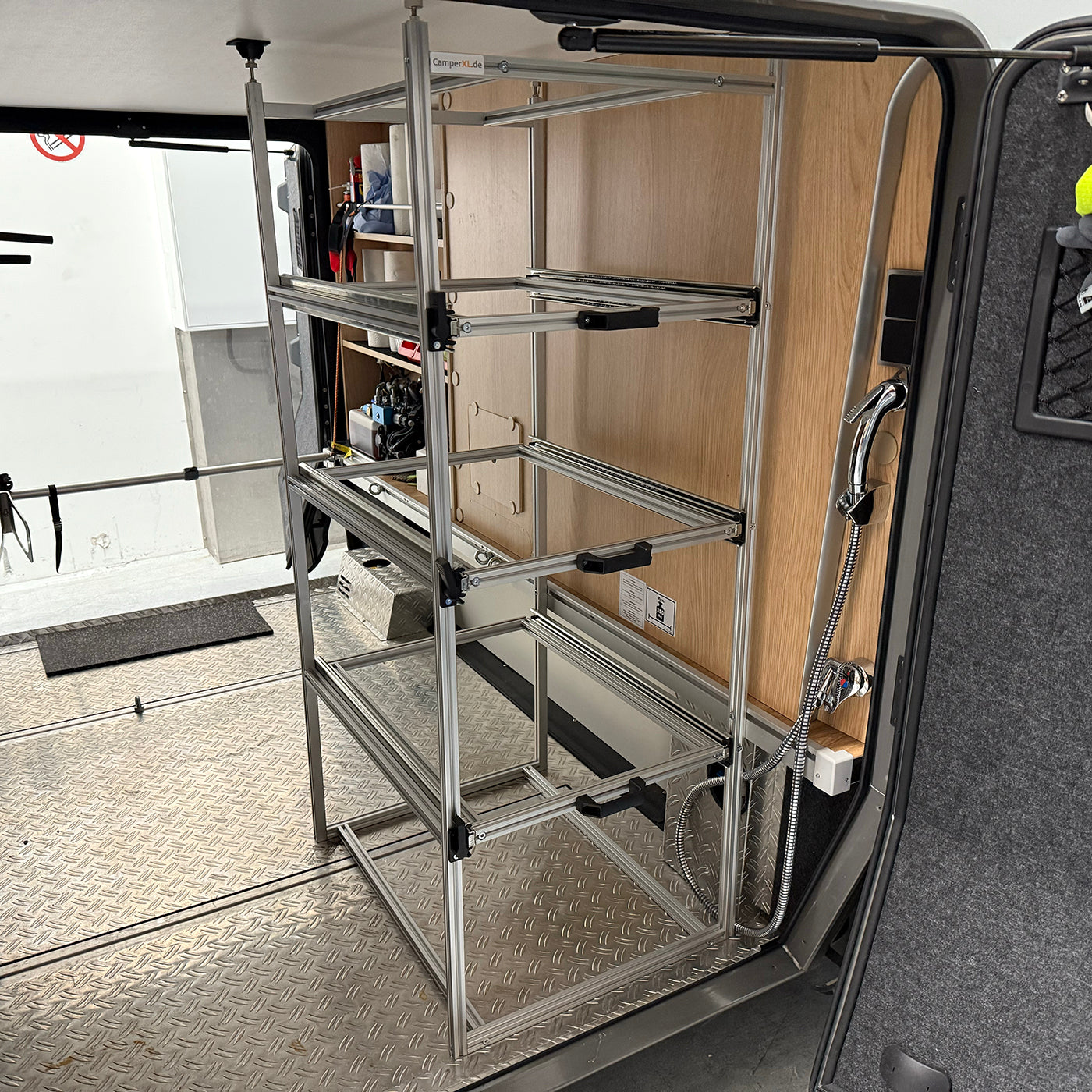 hymer b 780 heckgarage stauraum regal alu, euroboxen zugang von außen, zwei ebenen voll ausziehbar, platzsparende konstruktion 600mm oder 900mm tiefe