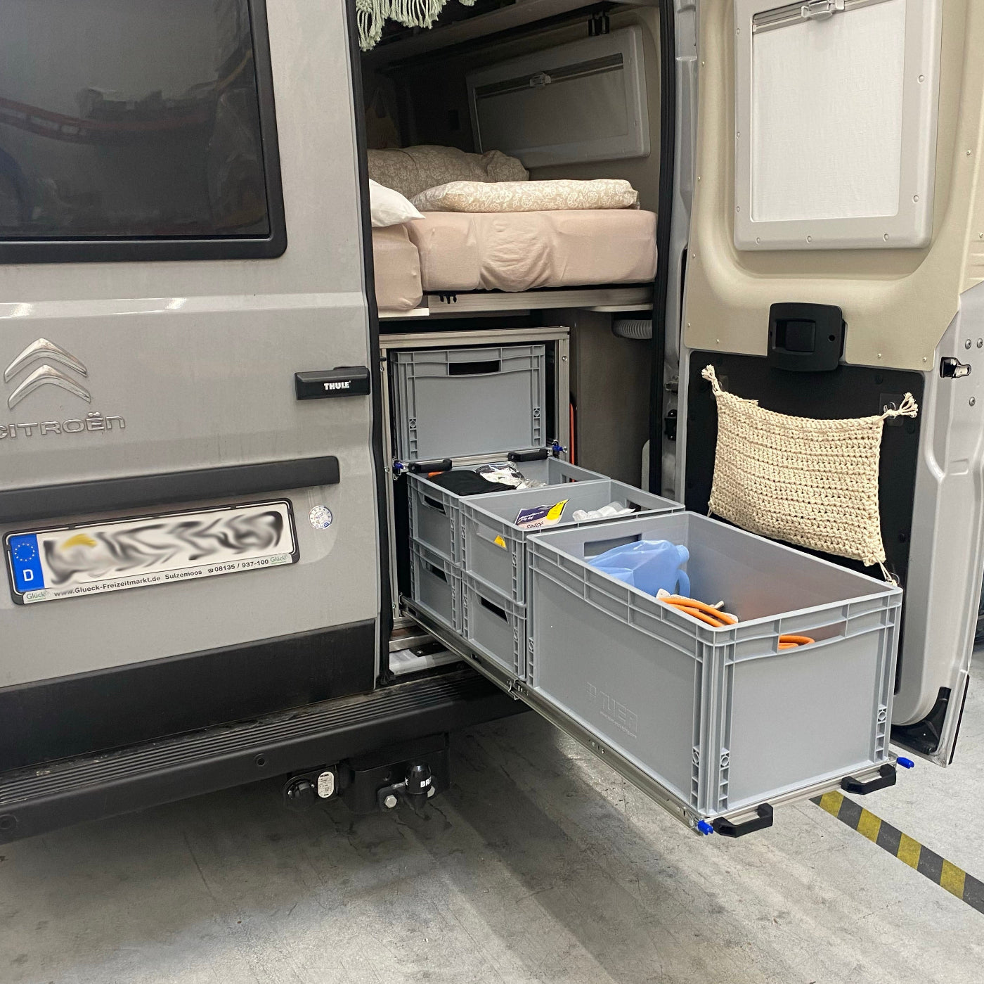 Campingausrüstung auf Heckauszug im Summit SHINE organisiert