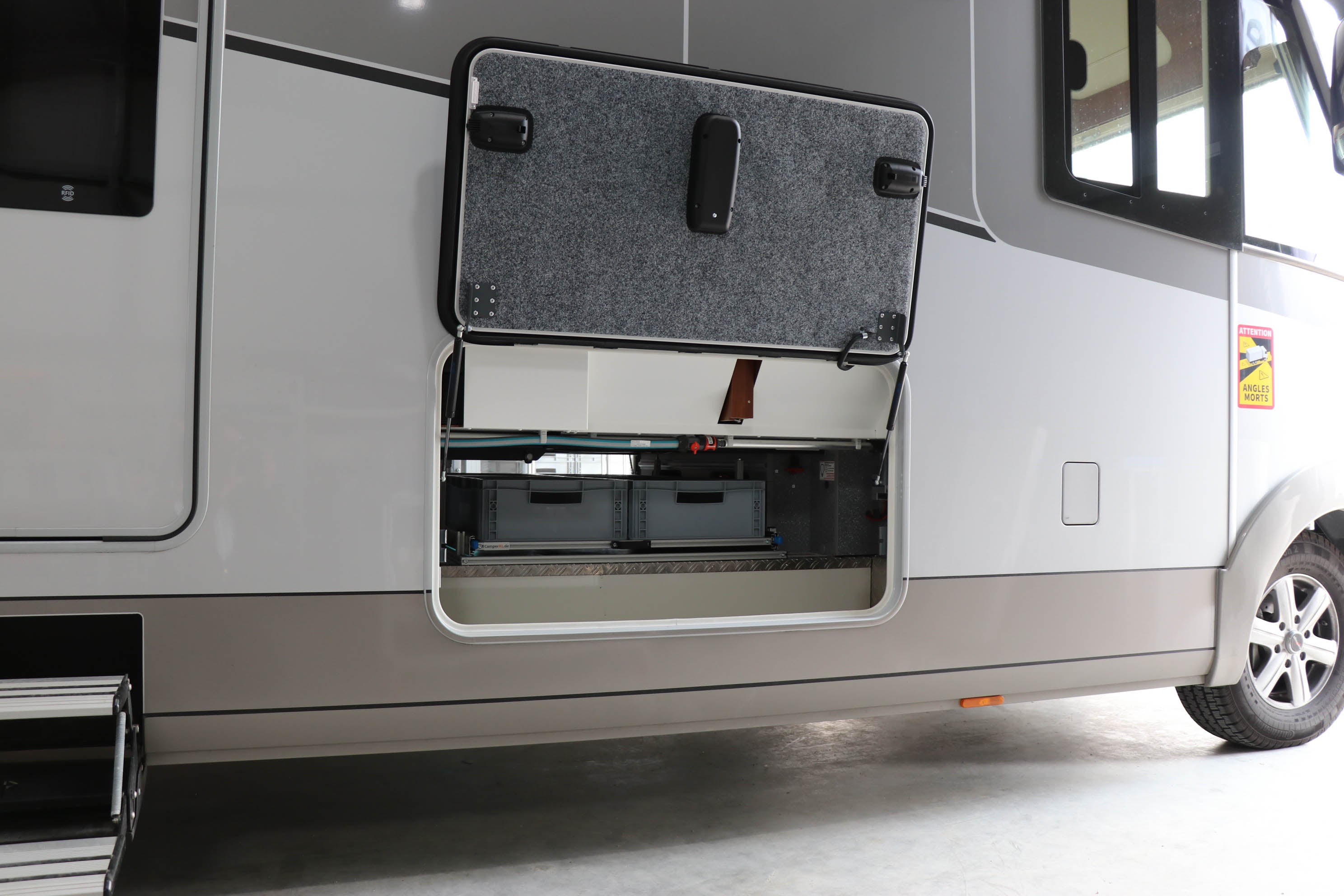 Raised floor pull-out 1800mm x 800mm