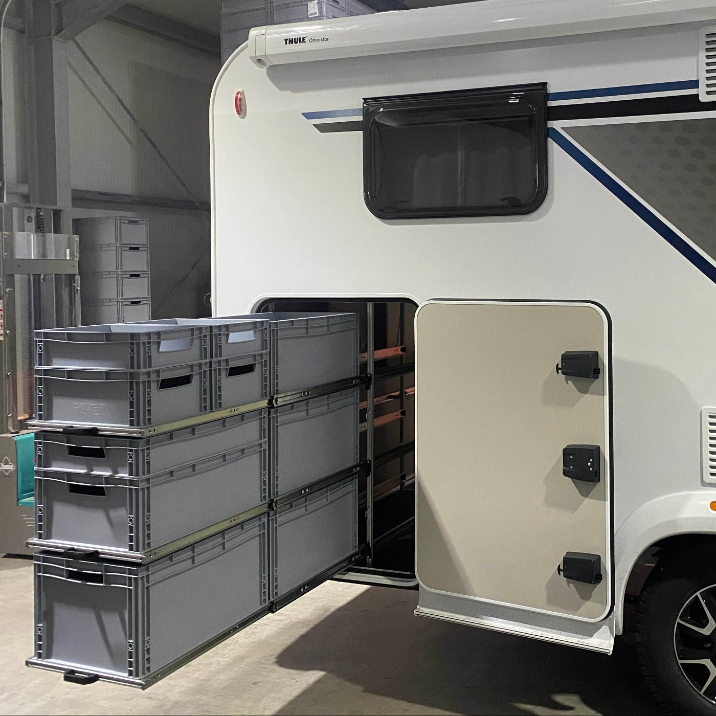 Ausziehbares Eurobox-Regal mit drei Ebenen in Wohnmobil-Heckgarage Knaus Van TI 650 MEG zur optimalen Stauraumnutzung.