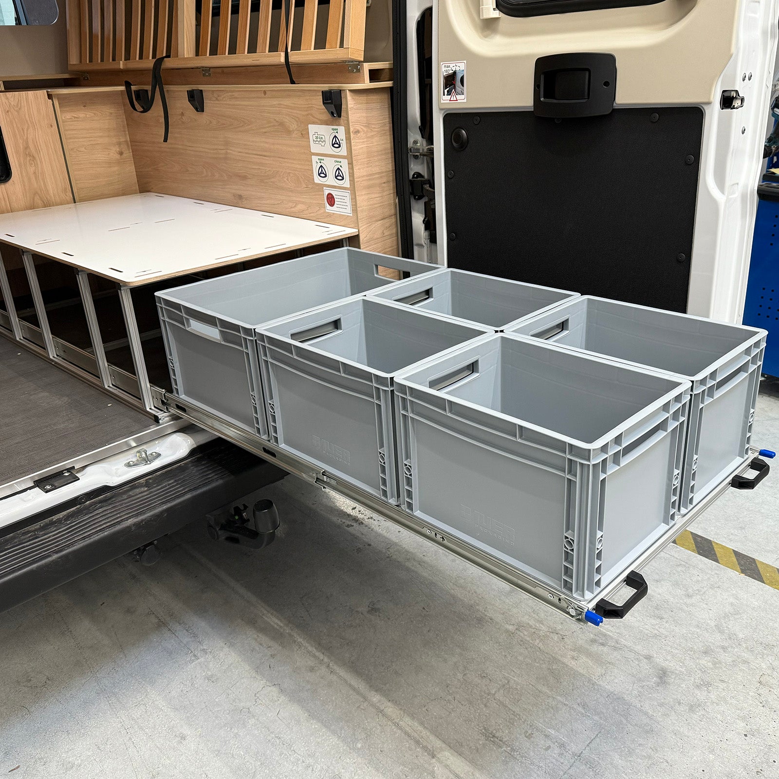 CamperXL Auszug mit Multiboard und mit 5 Euroboxen bestückt.